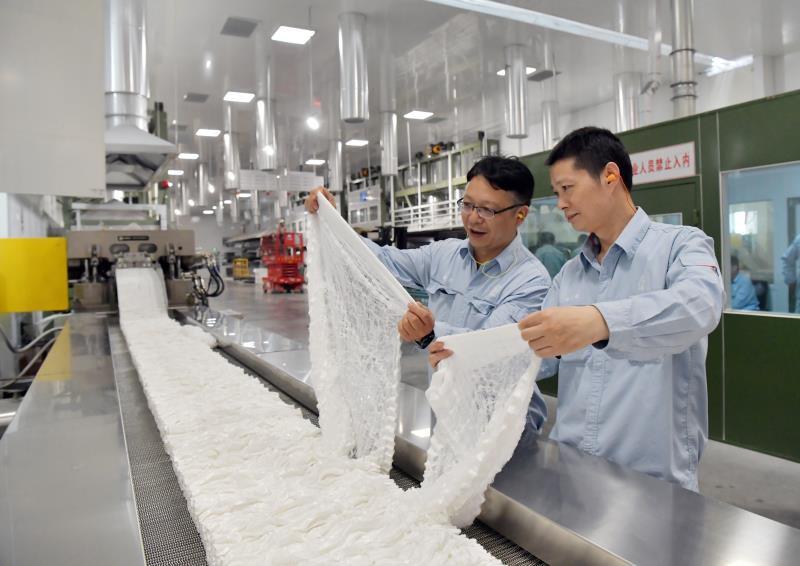 中国石化建成全球最大涤纶短纤维生产基地，引领合成材料制造新纪元